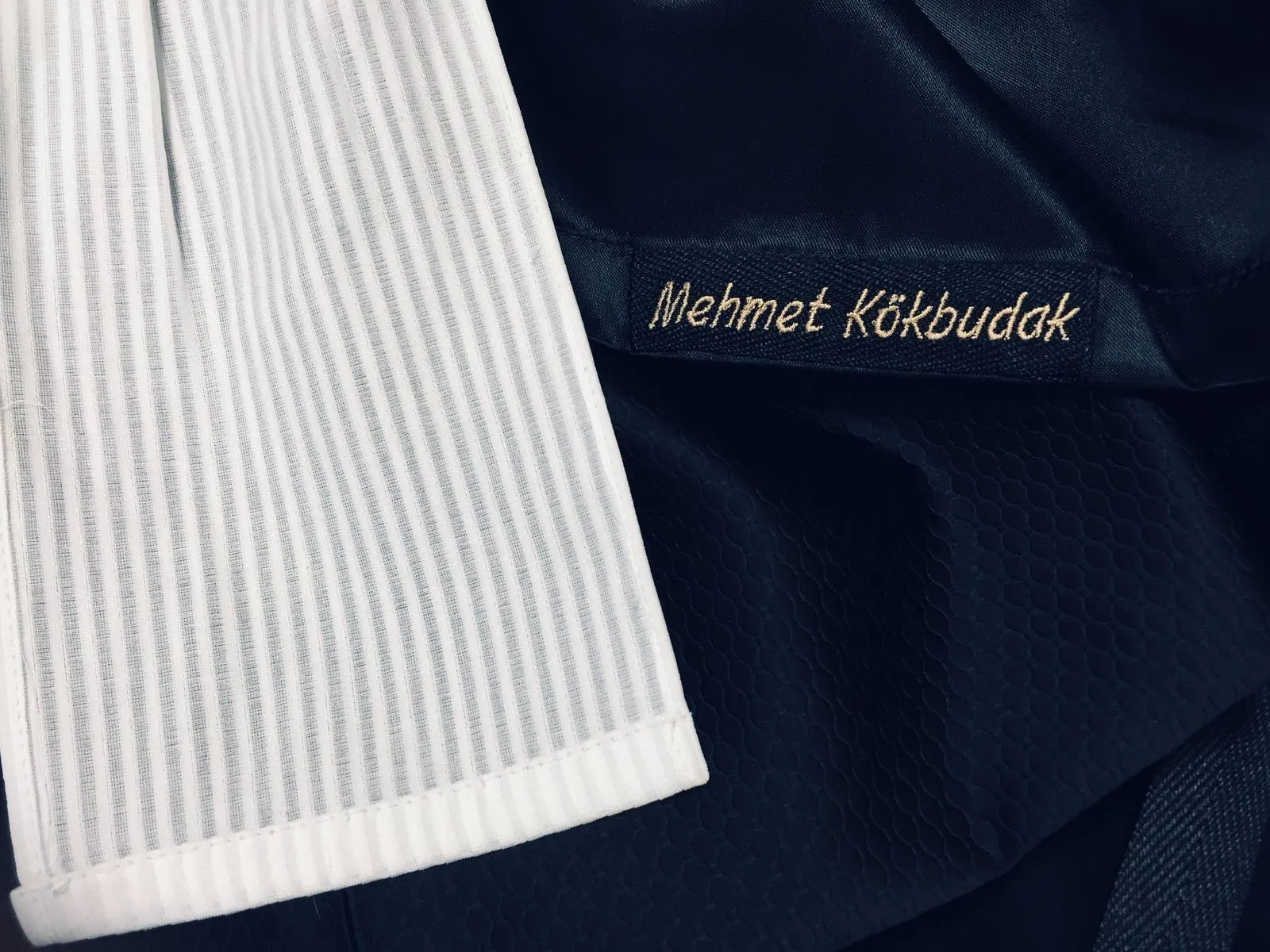Robe d'avocat brodée au nom de Mehmet Kökbudak